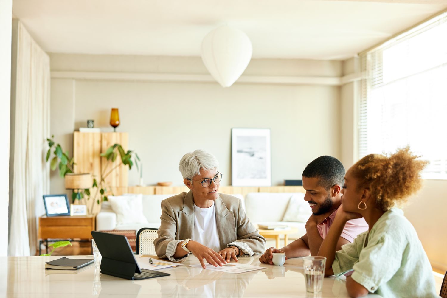 Professional financial market research and advisory discussion